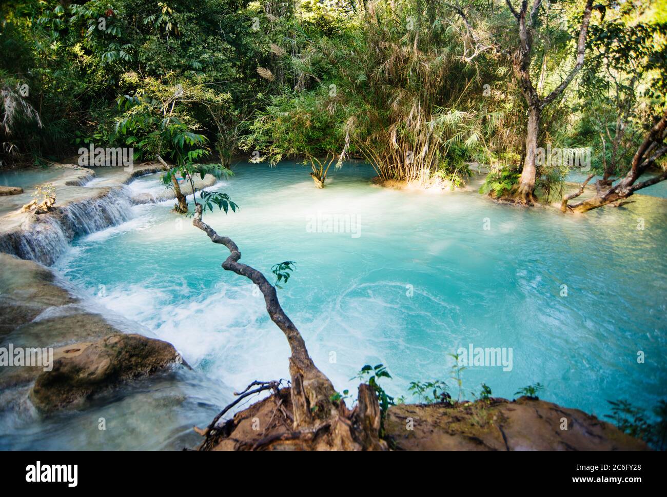 Piscina de agua debajo de las cataratas Kuang Si, Luang Prabang, Loas, Sudeste de Asia Foto de stock