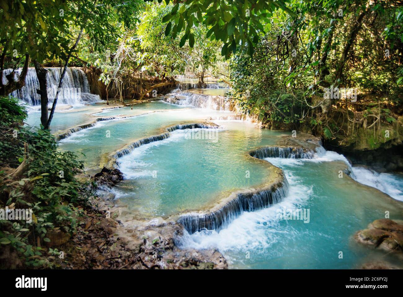 Piscina de agua debajo de las cataratas Kuang Si, Luang Prabang, Loas, Sudeste de Asia Foto de stock