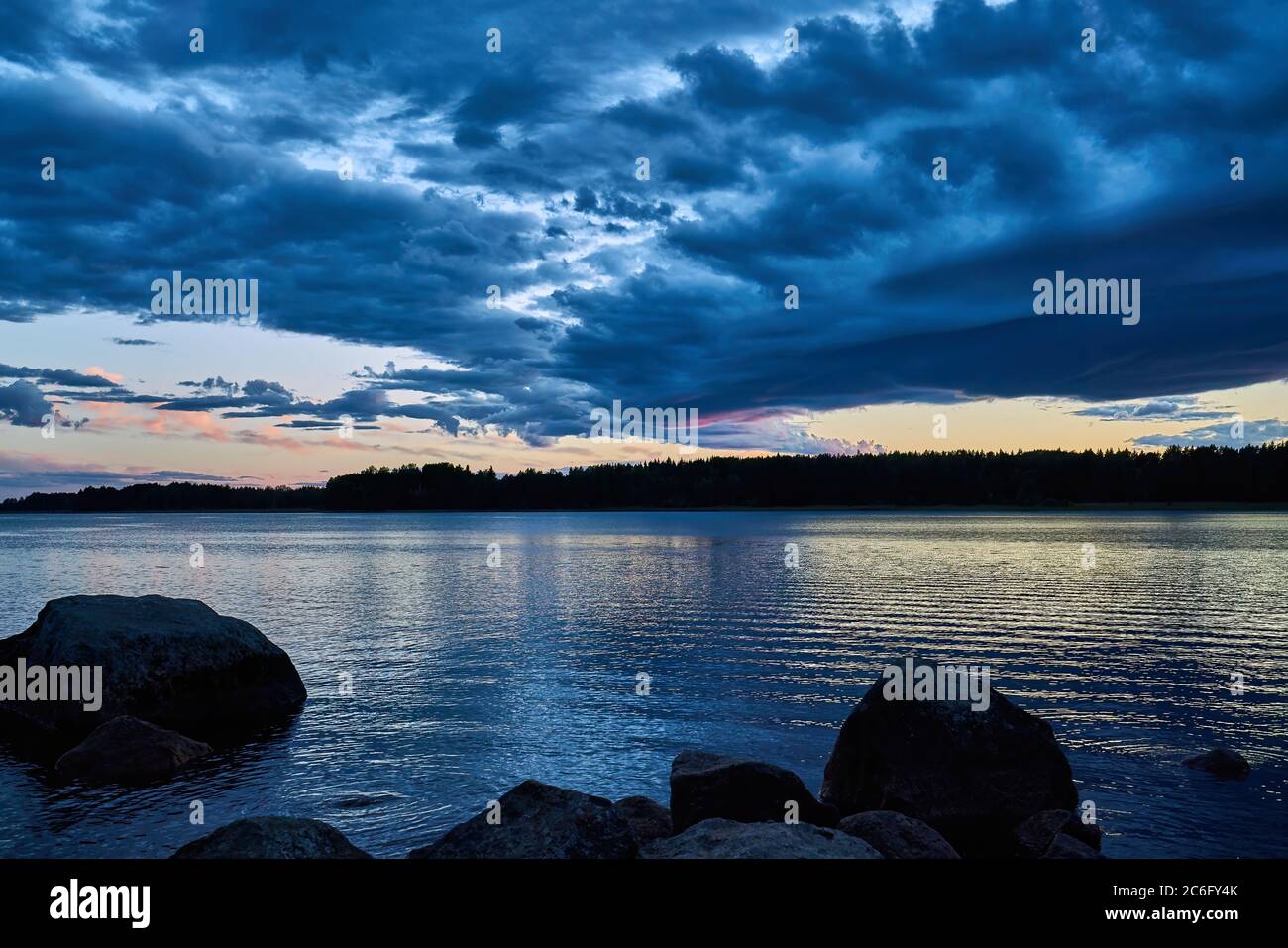 nubes enormes de tormenta sobre un lago en suecia Foto de stock
