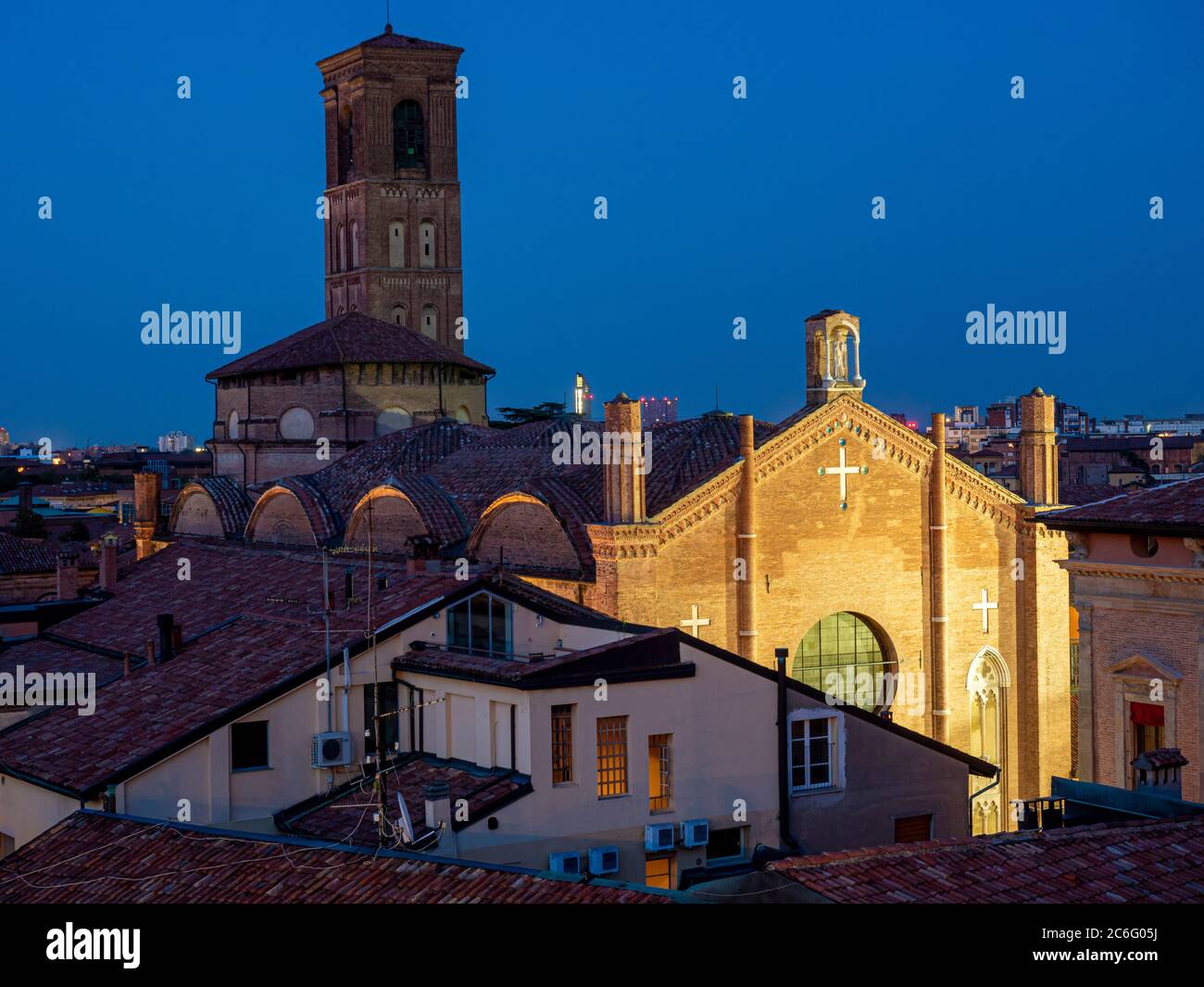 Fachada iluminada de la Basílica de San Maggiore por la noche
