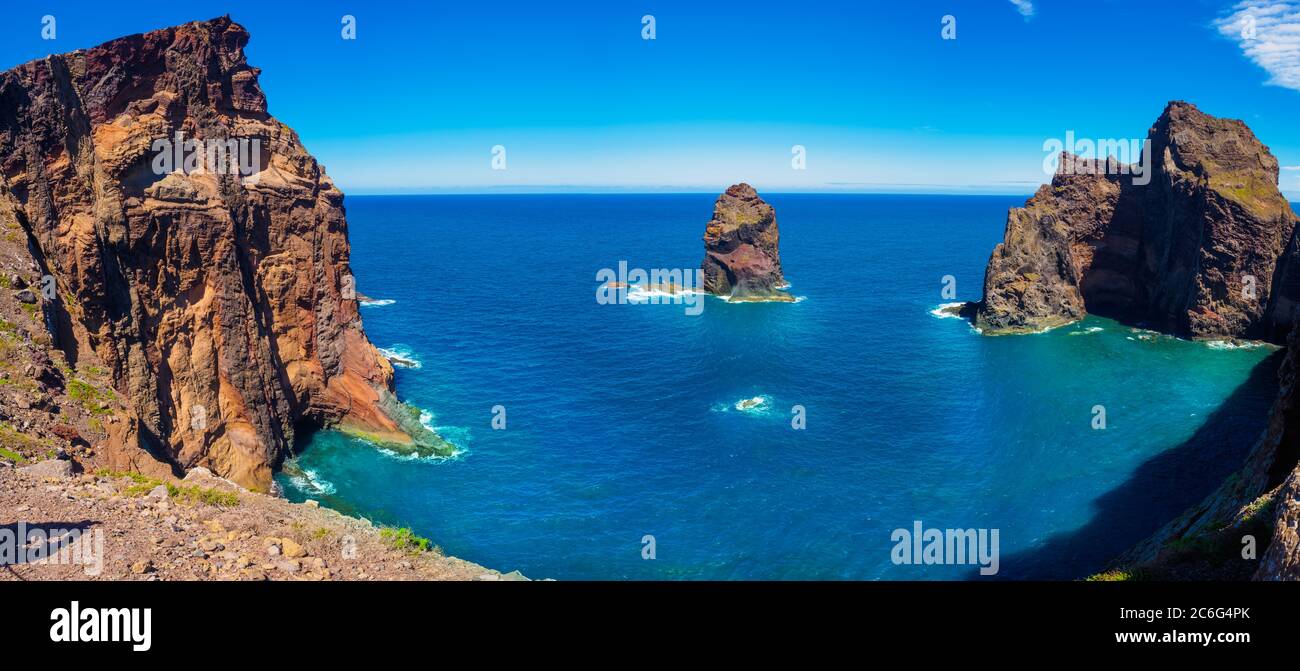 Vista panorámica aérea del paisaje oceánico y los acantilados de montaña en Ponta de Sao en la isla de Madeira, Portugal Foto de stock
