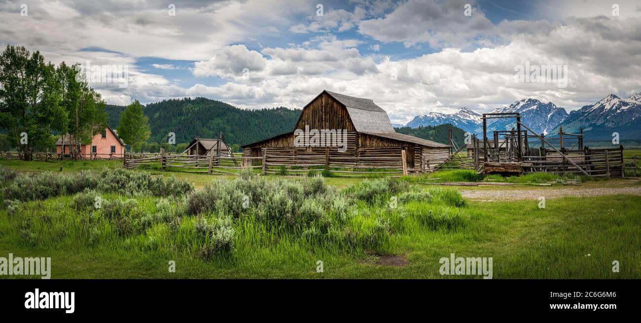 El Old Molton Barn en el Parque Nacional Grand Teton a lo largo del Distrito Histórico de la fila Mormona, Jackson Hole. Foto de stock