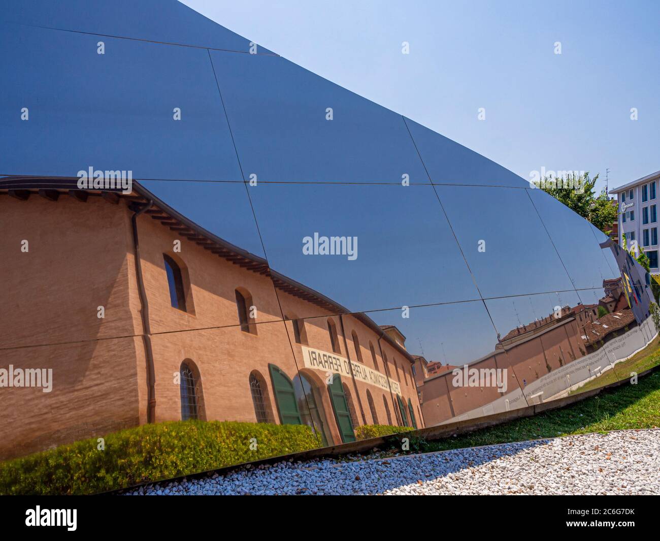 Reflexión sobre el exterior del taller del Museo Enzo Ferrari. Módena, Italia. Foto de stock