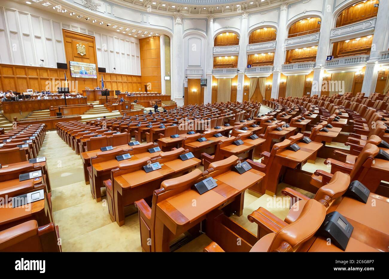 Bucarest, Rumania - 09 de julio de 2020: La ley de cuarentena y aislamiento en caso de epidemia o riesgo biológico fue adoptada en la sesión plenaria en línea Foto de stock