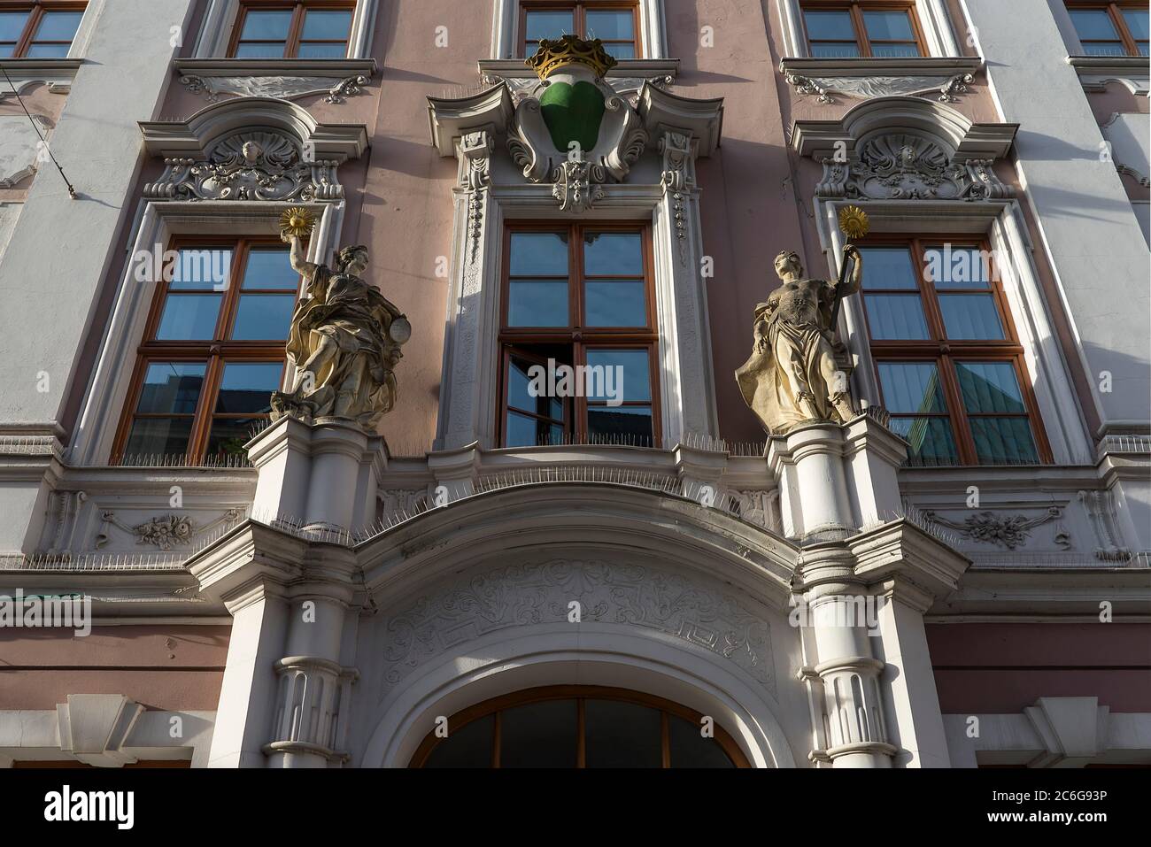 Portal de entrada, Casa Hartmann, edificio tipo palacio alrededor de 1720, portal con dos figuras, la verdad terrenal y divina, Bautzen, Alta Lusatia Foto de stock