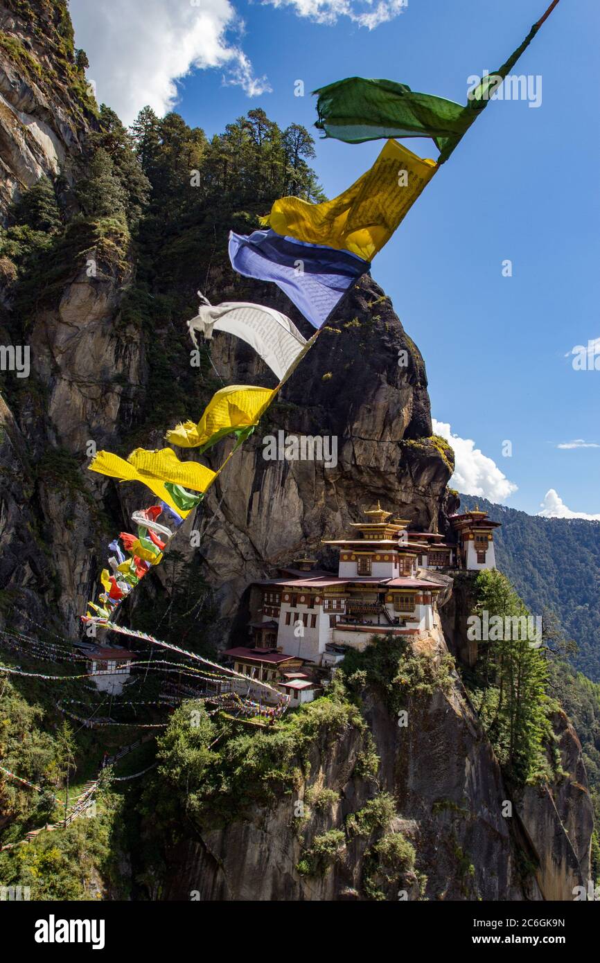 --Archivo--en esta foto sin fecha, Paro Taktsang, un sitio sagrado budista prominente del Himalaya y el complejo del templo se captura en el acantilado de la arriba Foto de stock