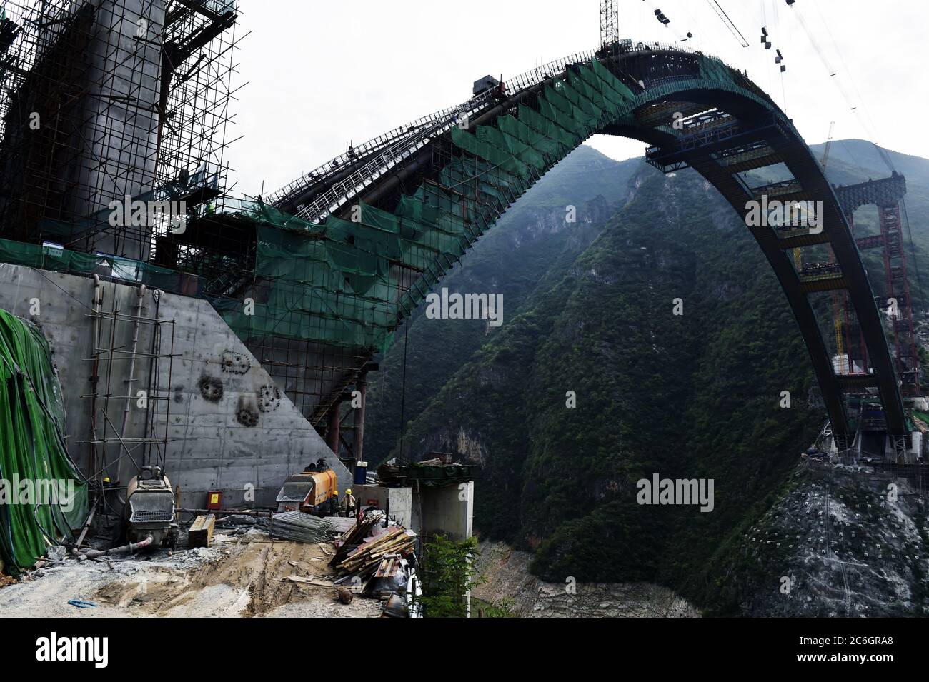 El puente Daning River está en construcción en el condado de Wushan, Chongqing, China, 28 de junio de 2020. Foto de stock