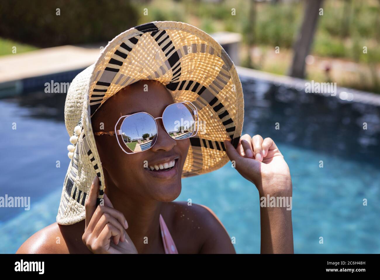 Mujer vistiendo gorra y gafas de sol Foto de stock