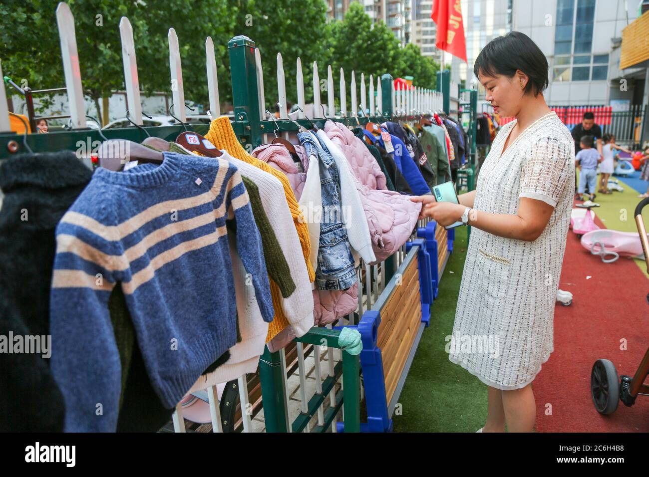 La gente compra ropa para niños en un jardín de infantes en la ciudad de  Zhengzhou, al sur de la provincia de Henan, China, 3 de junio de 2020. Un  jardín de