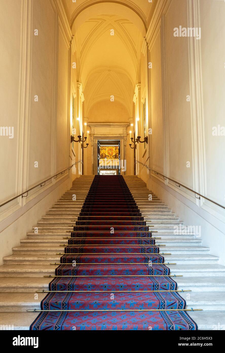 Roma, Italia, la escalera principal del palacio Quirinale Foto de stock