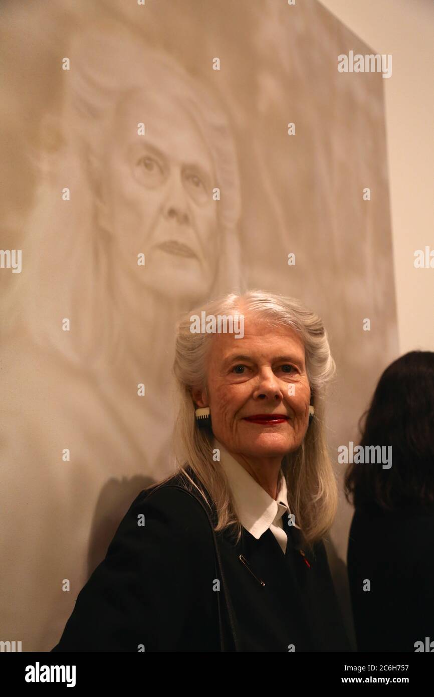 Penelope Seidler delante del Premio Archibald 2014 que le ha ganado la pintura de la artista Fiona Lowry en la Galería de Arte de Nueva Gales del Sur en Sydney. Foto de stock