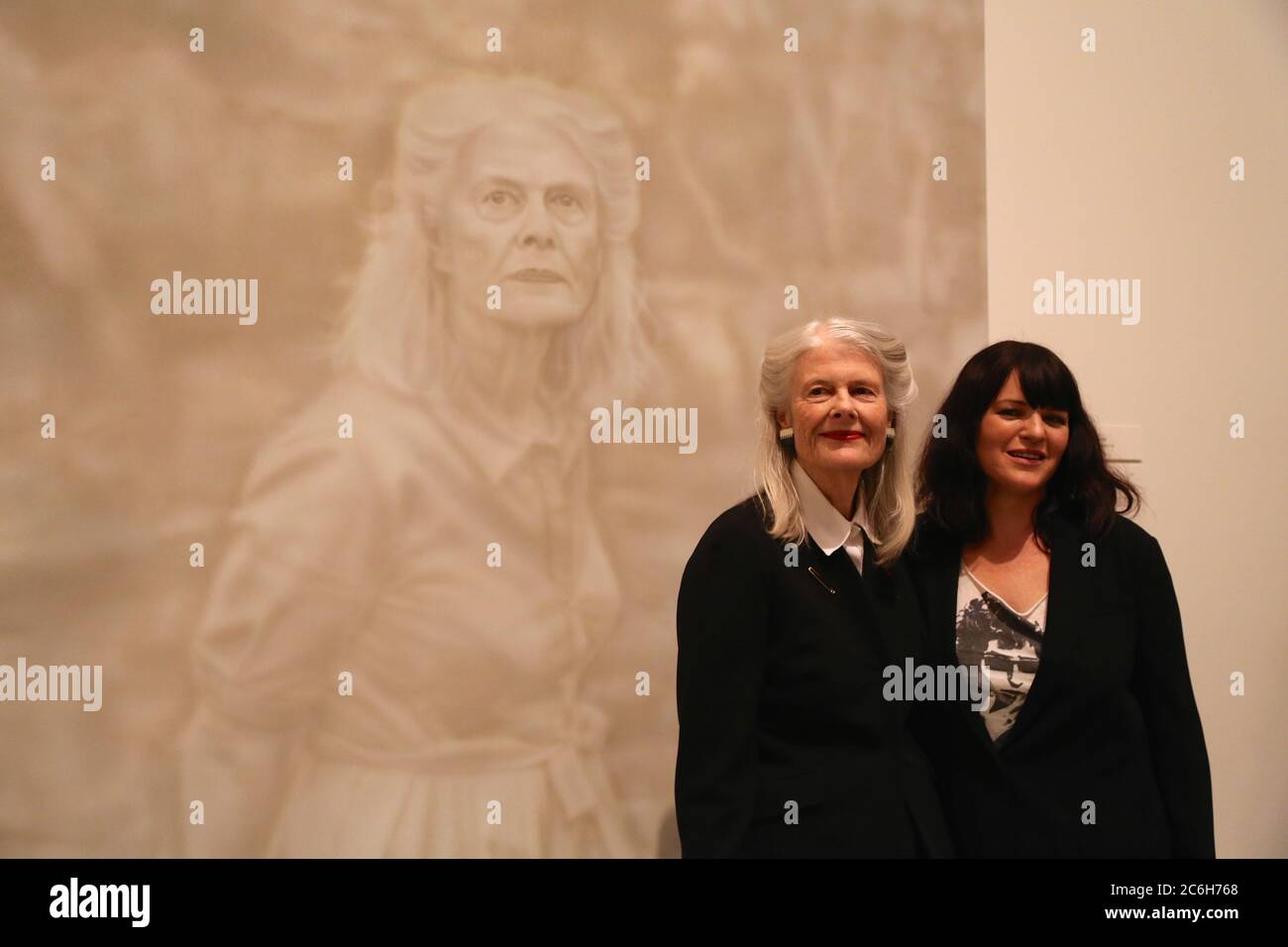 Fiona Lowry (R), ganadora del Premio Archibald 2014, con el tema de su pintura de retratos ganadora, Penelope Seidler (L) en la Galería de Arte de Nueva Gales del Sur en Sydne Foto de stock