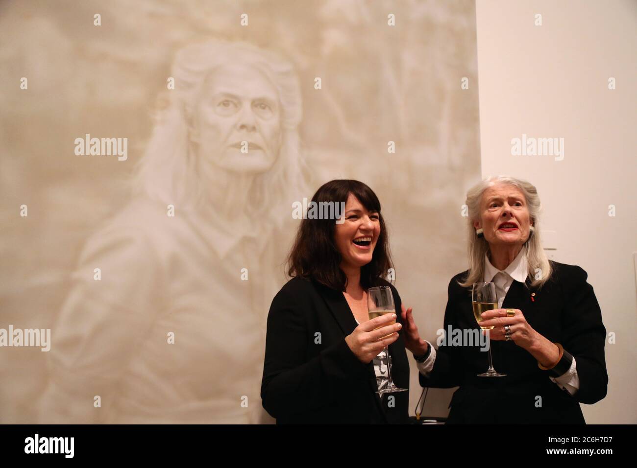 Fiona Lowry (L), ganadora del Premio Archibald 2014, con el tema de su pintura de retratos ganadora, Penelope Seidler (R) en la Galería de Arte de Nueva Gales del Sur en Sydne Foto de stock