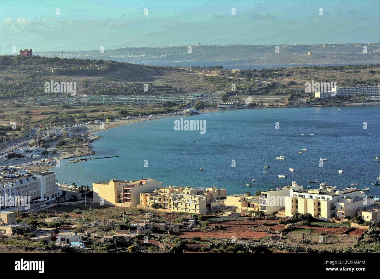 Vista a la zona hotelera de la ciudad de Mellieha y a través de la bahía de Mellieha, Malta Foto de stock