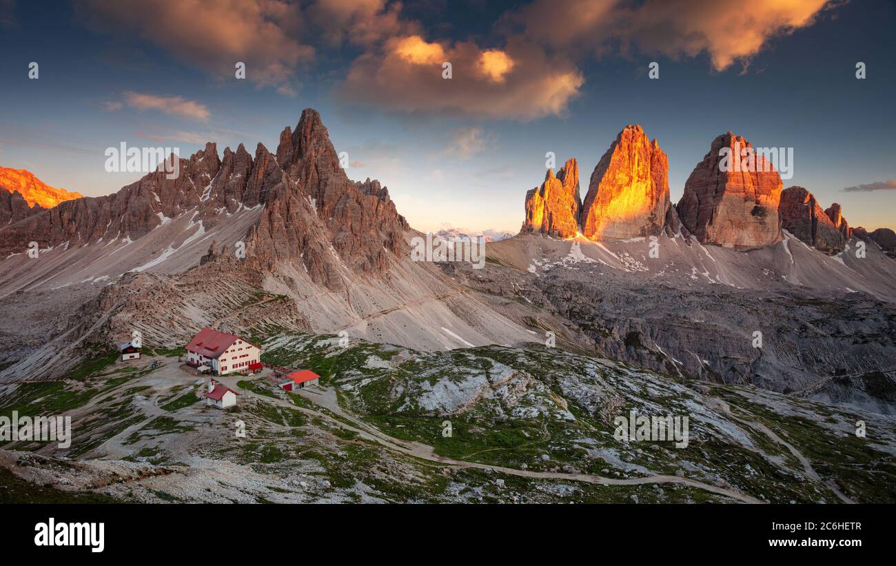 Dolomitas, tres Picos de Lavaredo. Imagen panorámica de Dolomitas italianas con los famosos tres Picos de Lavaredo (Tre Cime di Lavaredo) Tirol del Sur, Italia. Foto de stock
