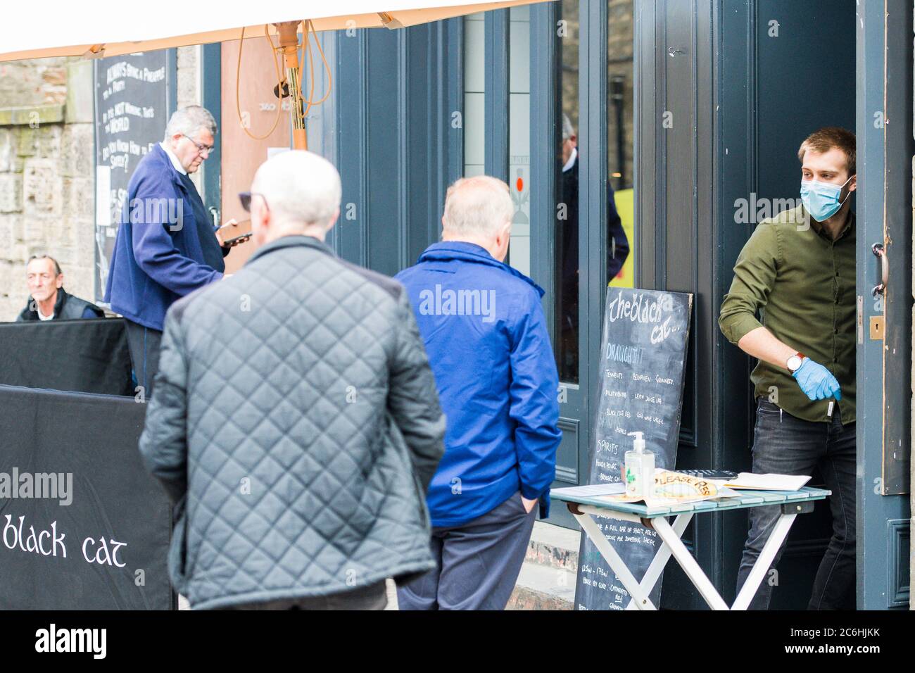 El público disfruta de sus primeras bebidas en un pub en Rose Street, ya que Escocia ha cambiado las restricciones para que los jardines de cerveza se puedan abrir. Escocia está en una semana de cierre debido al brote de covid-19. Crédito: Cereza de Euan Foto de stock