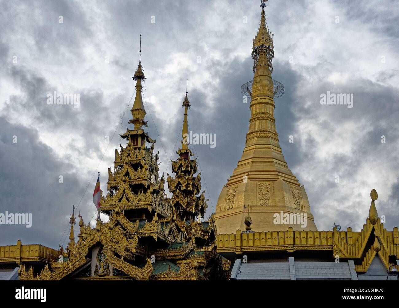 Tiendas y estuplas, el Sule Pagoda en el distrito de Kyauttatar de Yangon, Myanmar Foto de stock