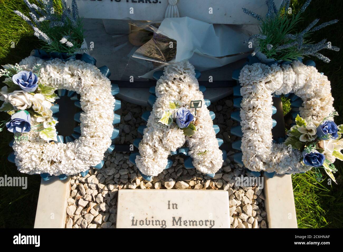 Tributo floral de flores / arreglo floral a su padre / padre que se ha  colocado en una tumba. REINO UNIDO (116 Fotografía de stock - Alamy