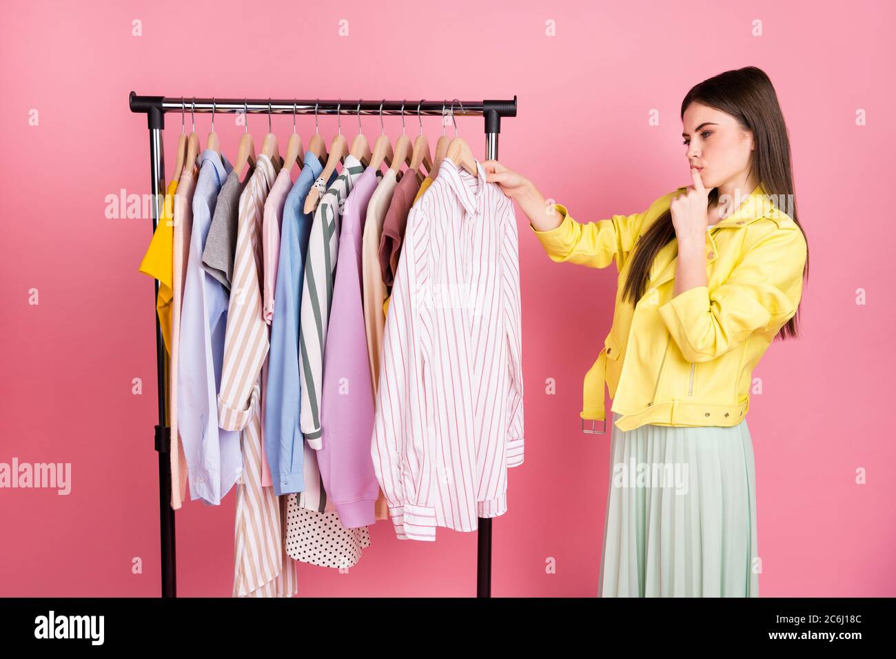 Foto de la señora de mente bonita sala de exposición popular colección de  moda elegir ropa para probar en espera camisa de oficina vestir tendencia  amarilla falda chaqueta de cuero Fotografía de