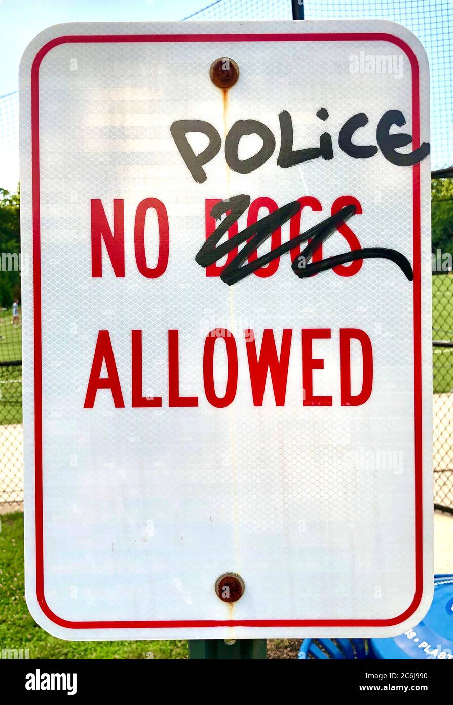 Señal callejera vandalizada para decir "no se permite la policía" durante el tiempo de vidas negras importa y movimientos antipoliciales Foto de stock