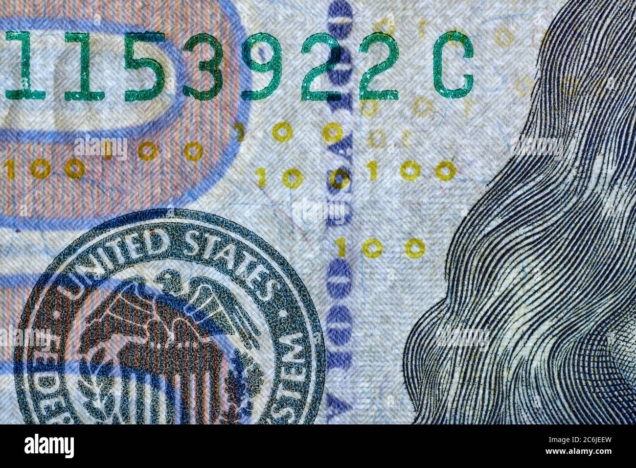 Hilo de seguridad impreso con letras alternadas USA y el número 100 usado en billetes de US$100 (serie 2009 A) como característica de seguridad. Foto de stock