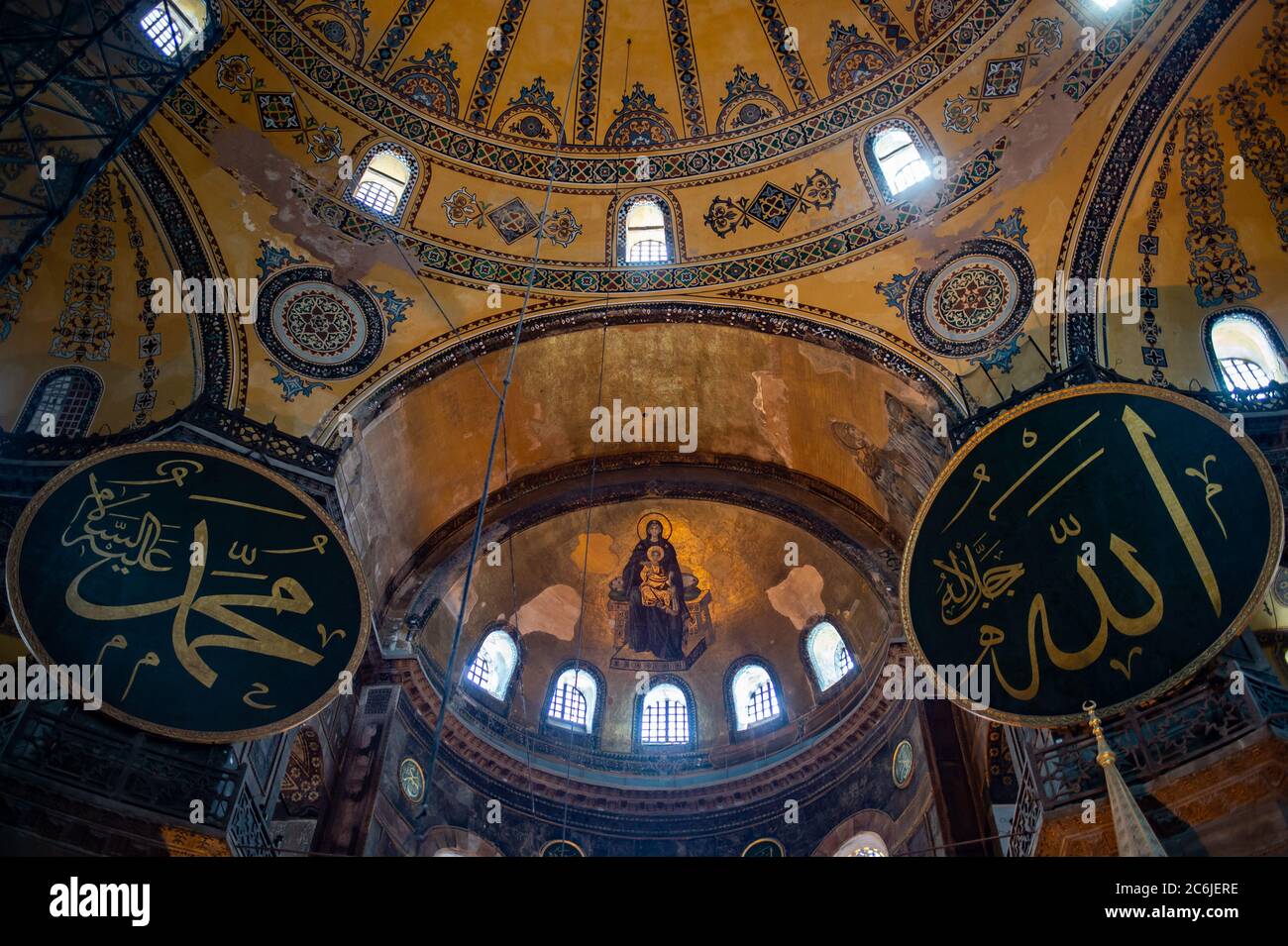 10 de julio de 2020, Turquía, Estambul: Un mosaico que representa a la Madre  Cristiana de Dios con el Niño Jesús se puede ver entre los personajes  islámicos en la Basílica de