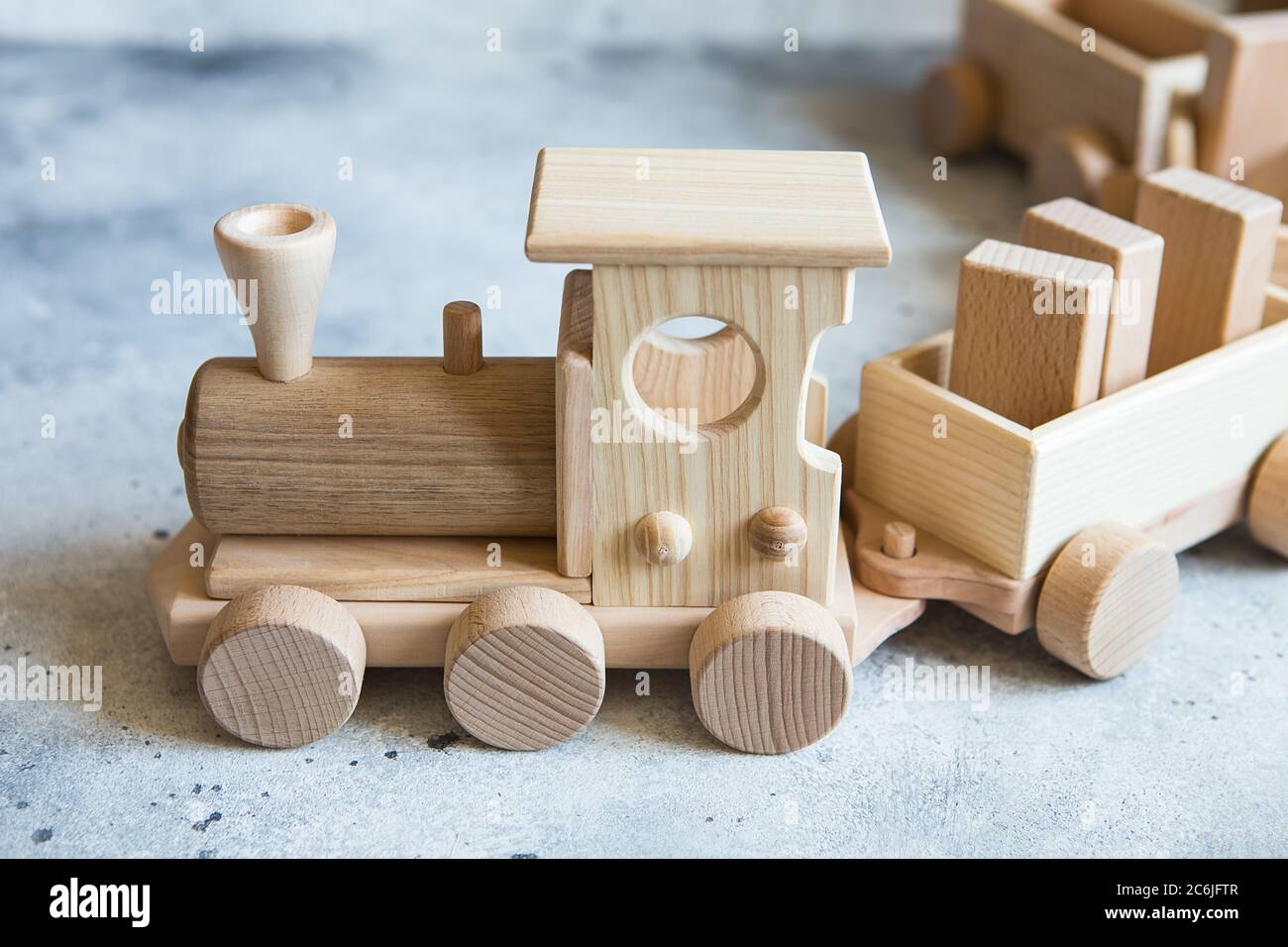 Juguetes de madera para niños. Tren de madera para niños con vagones.  Conjunto de construcción de madera natural. Equipo educativo. Locomotora de  madera para niños con var Fotografía de stock - Alamy