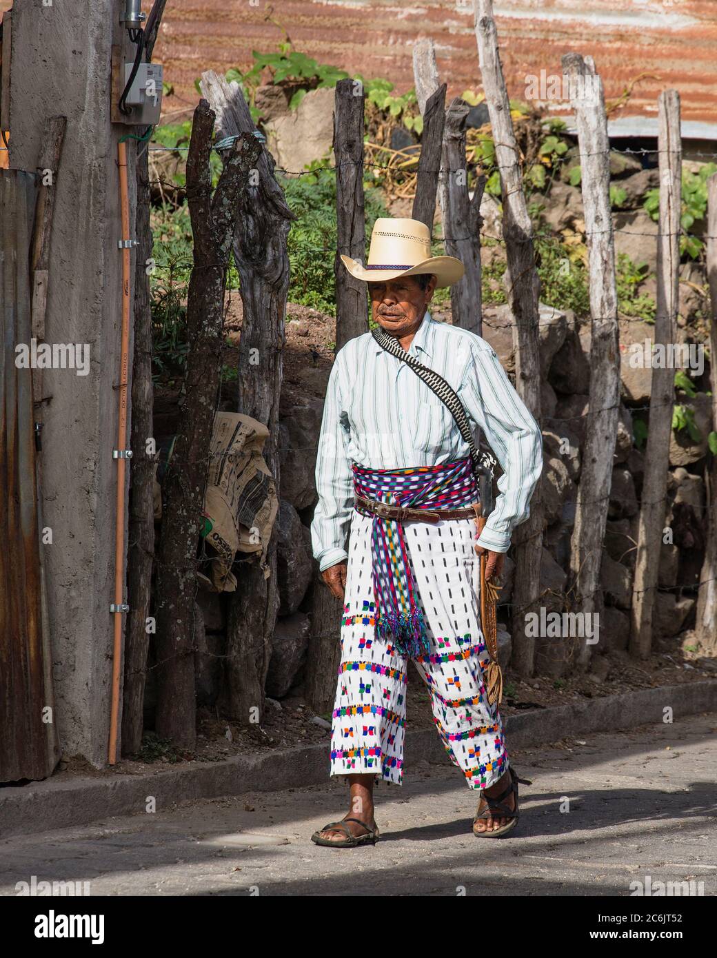Guatemala, Departamento de Solola, San Pedro la Laguna, un hombre maya  mayor caminando por una calle con el típico vestido tradicional Fotografía  de stock - Alamy