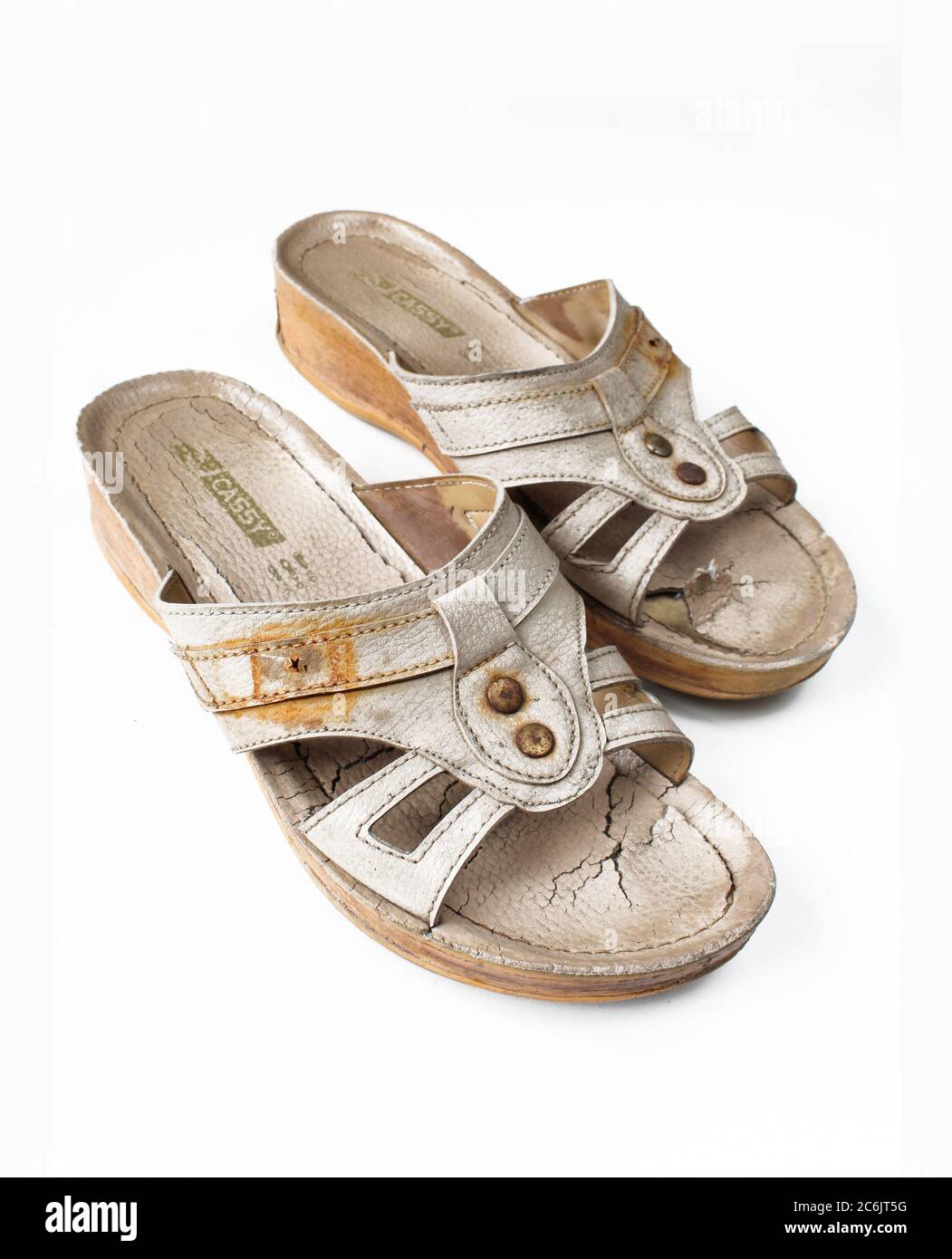 par de sandalias viejas y rotas sobre fondo blanco Fotografía stock - Alamy