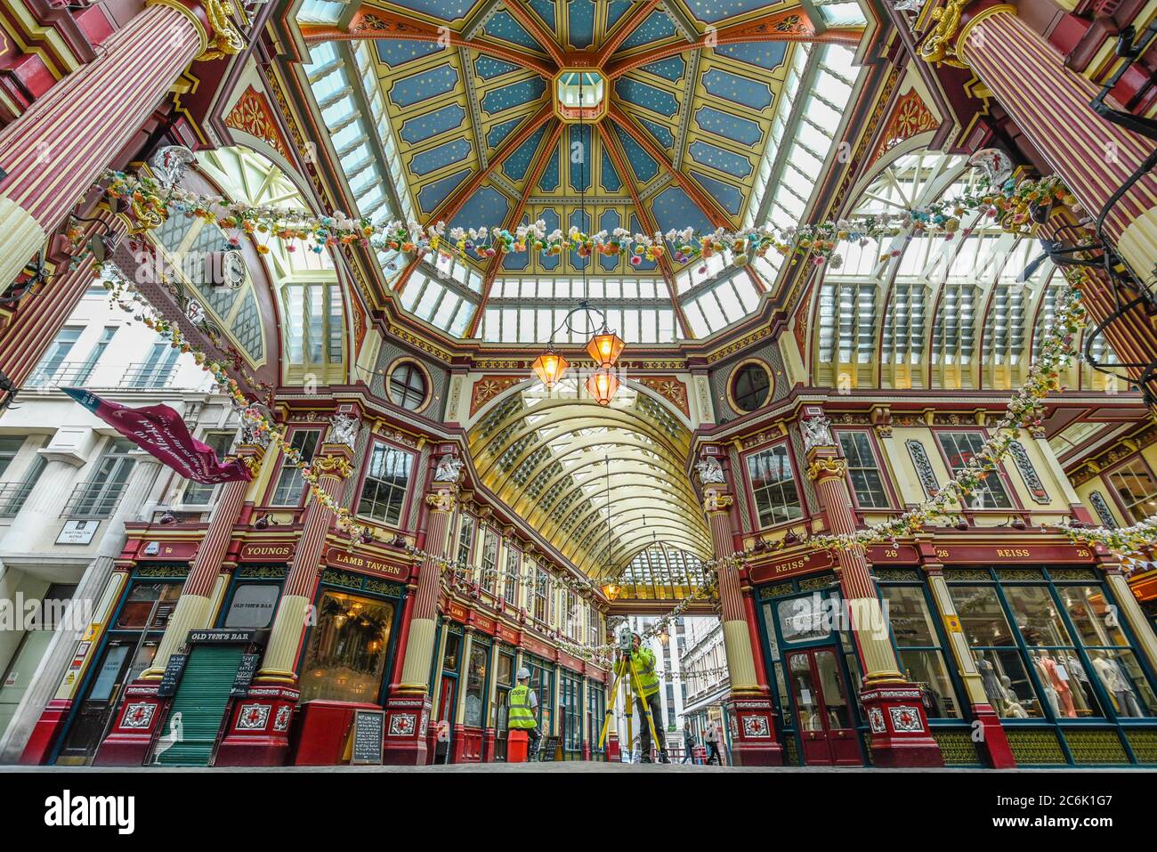 Londres, Reino Unido. 10 de julio de 2020. Los agrimensores aprovechan un mercado de Leadenhall tranquilo en la ciudad de Londres para realizar mediciones con láser. El mercado histórico normalmente estaría lleno de trabajadores de la ciudad en el almuerzo del viernes, pero la pandemia del coronavirus ha dejado el lugar en gran medida desatendido, ya que la gente continúa trabajando desde casa. La definición futura del lugar de trabajo puede ser un híbrido entre el trabajo de oficina y el trabajo desde casa, lo que resulta en una probable reducción de las personas que trabajan en la zona. Crédito: Stephen Chung / Alamy Live News Foto de stock