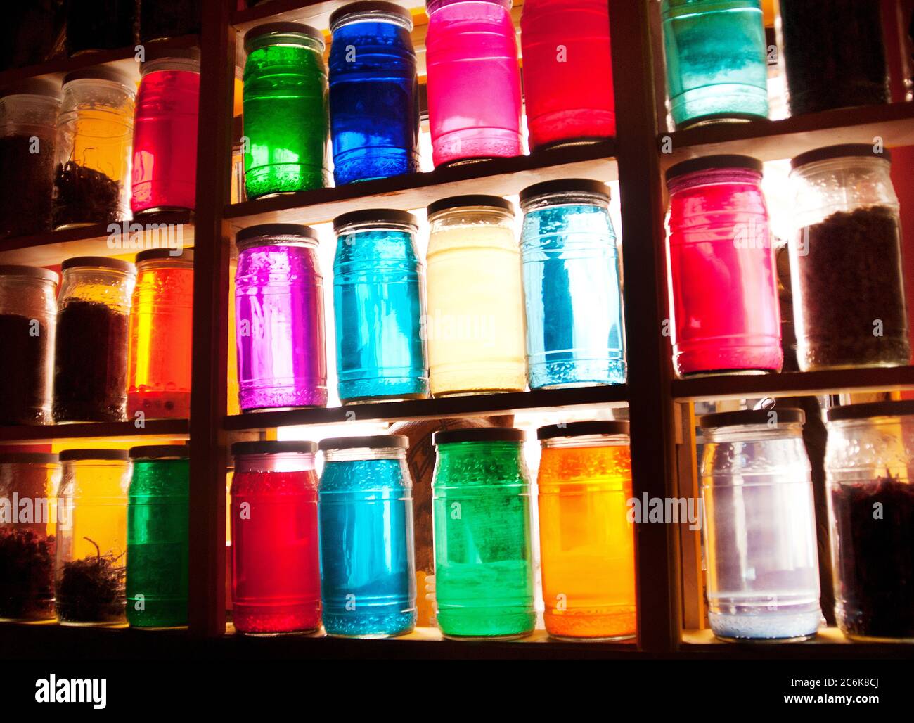 Tarros de colores con tapas en un mercado en Marrakech, Marruecos Foto de stock