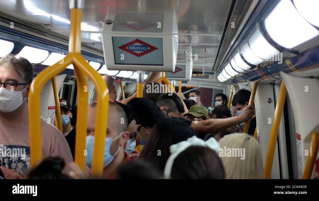 Madrid, España; 10/07/2020.- el Metro de Madrid registra multitudes a horas inusuales, en este caso a las 21:40 en la línea 3 (amarilla) sin la distancia recomendada para evitar infecciones por Covid-19.Foto: Juan Carlos Rojas/Picture Alliance | uso en todo el mundo Foto de stock