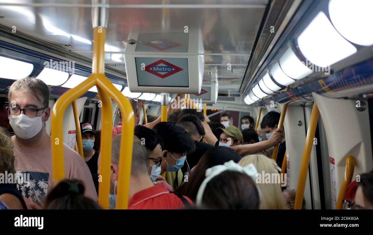 Madrid, España; 10/07/2020.- el Metro de Madrid registra multitudes a horas inusuales, en este caso a las 21:40 en la línea 3 (amarilla) sin la distancia recomendada para evitar infecciones por Covid-19.Foto: Juan Carlos Rojas/Picture Alliance | uso en todo el mundo Foto de stock