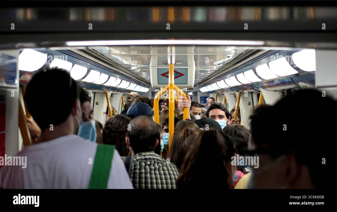 Madrid, España; 10/07/2020.- el Metro de Madrid registra multitudes a horas inusuales, en este caso a las 21:40 en la línea 3 (amarilla) sin la distancia recomendada para evitar infecciones por Covid-19.Foto: Juan Carlos Rojas/Picture Alliance | uso en todo el mundo Foto de stock