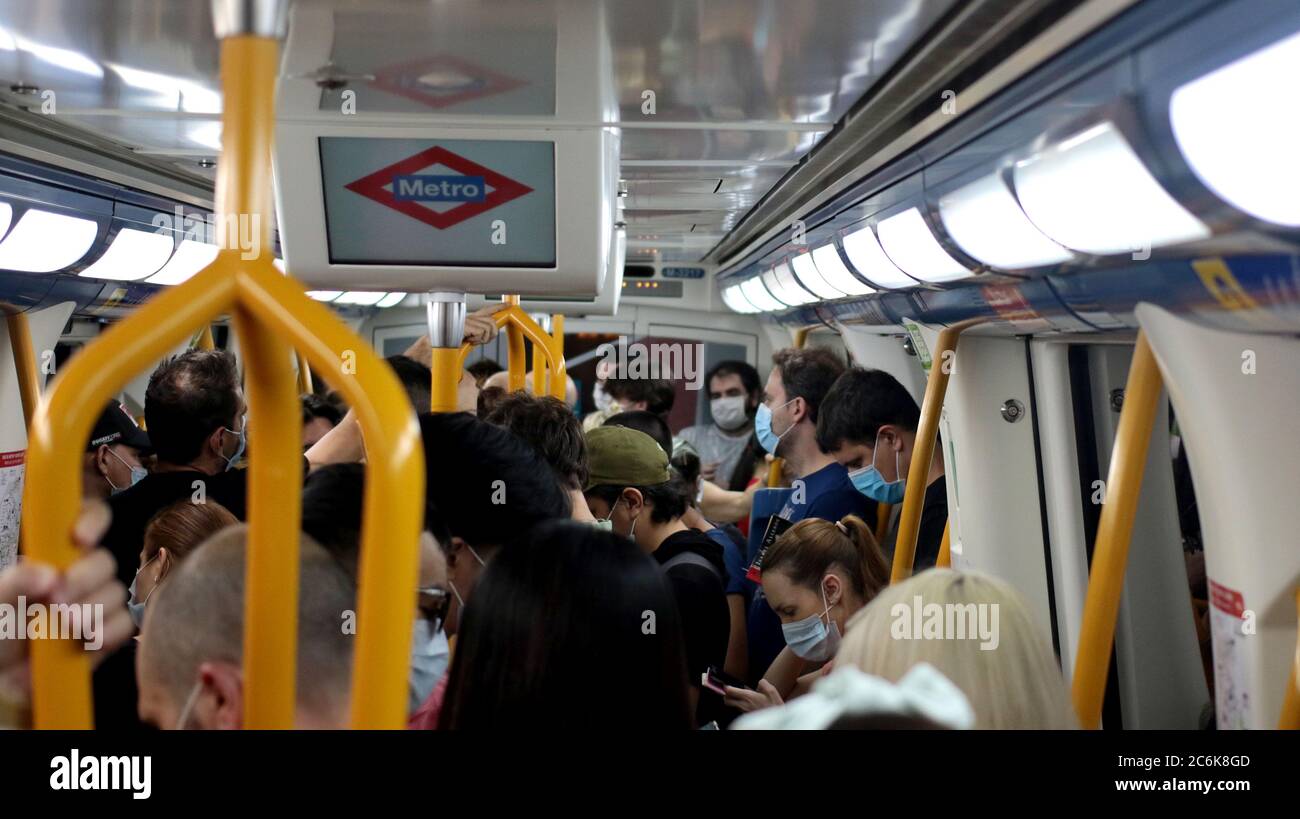 Madrid, España; 10/07/2020.- el Metro de Madrid registra multitudes a horas inusuales, en este caso a las 21:40 en la línea 3 (amarilla) sin la distancia recomendada para evitar infecciones por Covid-19.Foto: Juan Carlos Rojas/Picture Alliance | uso en todo el mundo Foto de stock