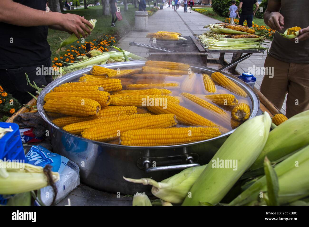 El vendedor vende maíz para turistas en la calle en Turquía Foto de stock