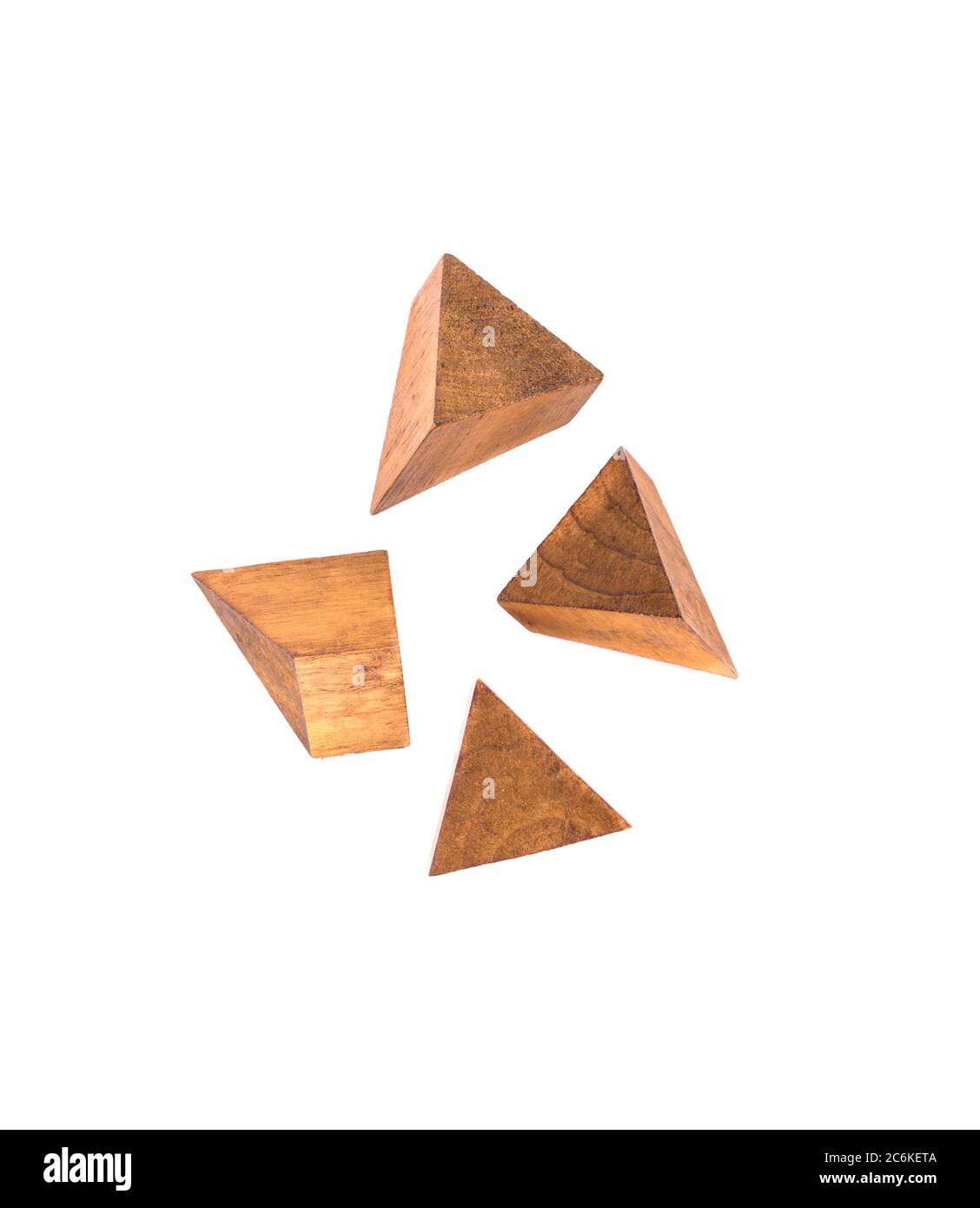 Cuatro piezas de un rompecabezas de pirámide de madera. Rompecabezas de  madera aislados sobre fondo blanco. Espacio de copia Fotografía de stock -  Alamy