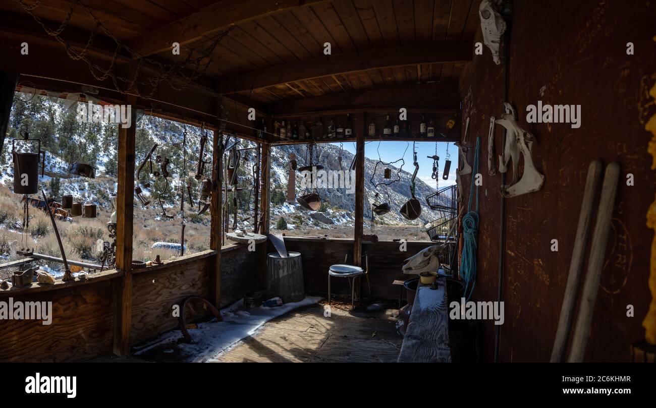 Una vista desde el porche de la cabaña en una cabaña de minero abandonado en la ciudad fantasma de Panamint City en el Parque Nacional del Valle de la muerte, California. Foto de stock
