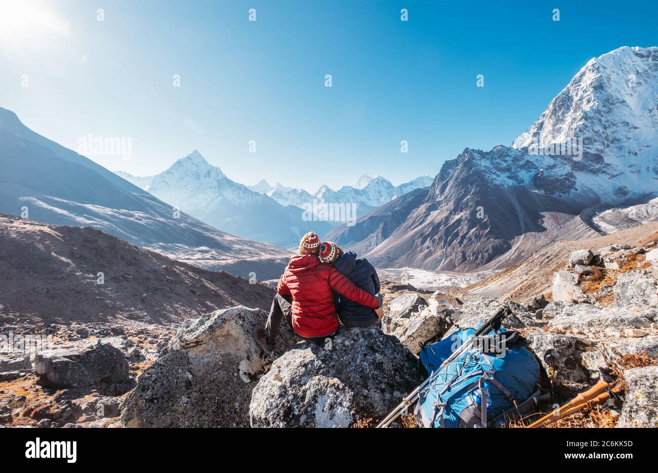 Abrazando a la pareja en la ruta de senderismo Everest base Camp cerca de Dughla 4620m. Backpackers izquierda mochilas y bastones de senderismo y disfrutar de la vista del valle Foto de stock