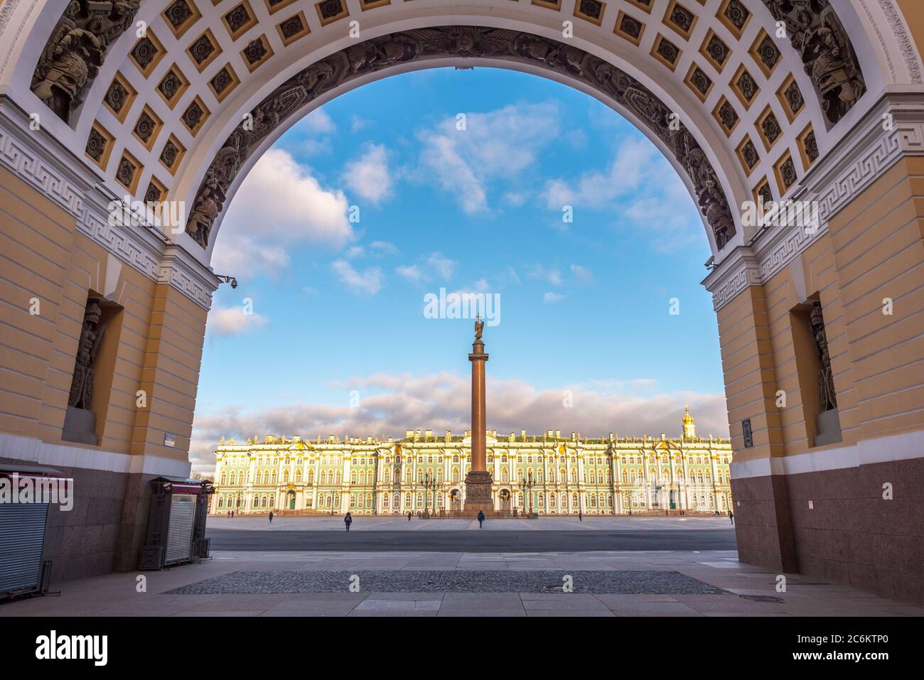 San Petersburgo, Rusia. Plaza del Palacio y Palacio de Invierno (el Hermitage) a través del Arco del Triunfo del edificio del personal General. Foto de stock