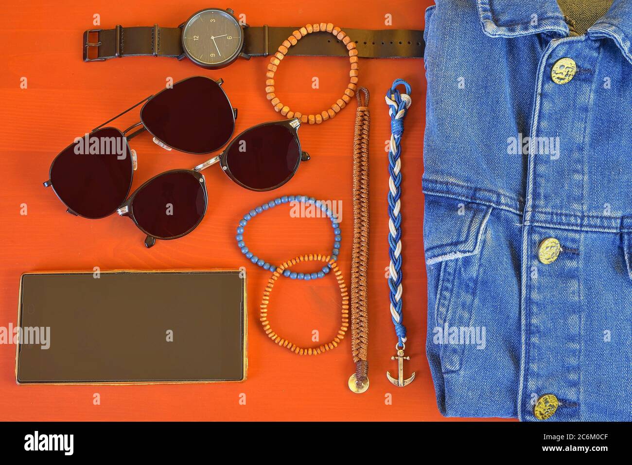 Vista superior de accesorios para hombre. Concepto de hombre moderno o  hipster. Accesorios para ir a caminar. Accesorios de moda masculina, plana  sobre rosa coral Fotografía de stock - Alamy