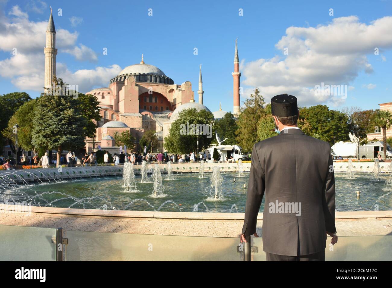 La gente se reúne en las afueras de la famosa Santa Sofía de Estambul el 10 de julio de 2020 en Estambul, Turquía. El tribunal administrativo superior de Turquía dictaminó anular un decreto de 1934 que convirtió a la histórica Santa Sofía en un museo. La polémica sentencia abre el camino para que la estructura se convierta de nuevo en una mezquita después de 85 años. El presidente Recep Tayyip Erdo?an entregó el control de la estructura icónica a la Dirección de Asuntos religiosos del país, tras una sentencia judicial que revocaba su condición de museo. El presidente Erdogan dijo que el gobierno abrirá la Santa Sofía de Estambul para el culto el 24 de julio. (P Foto de stock