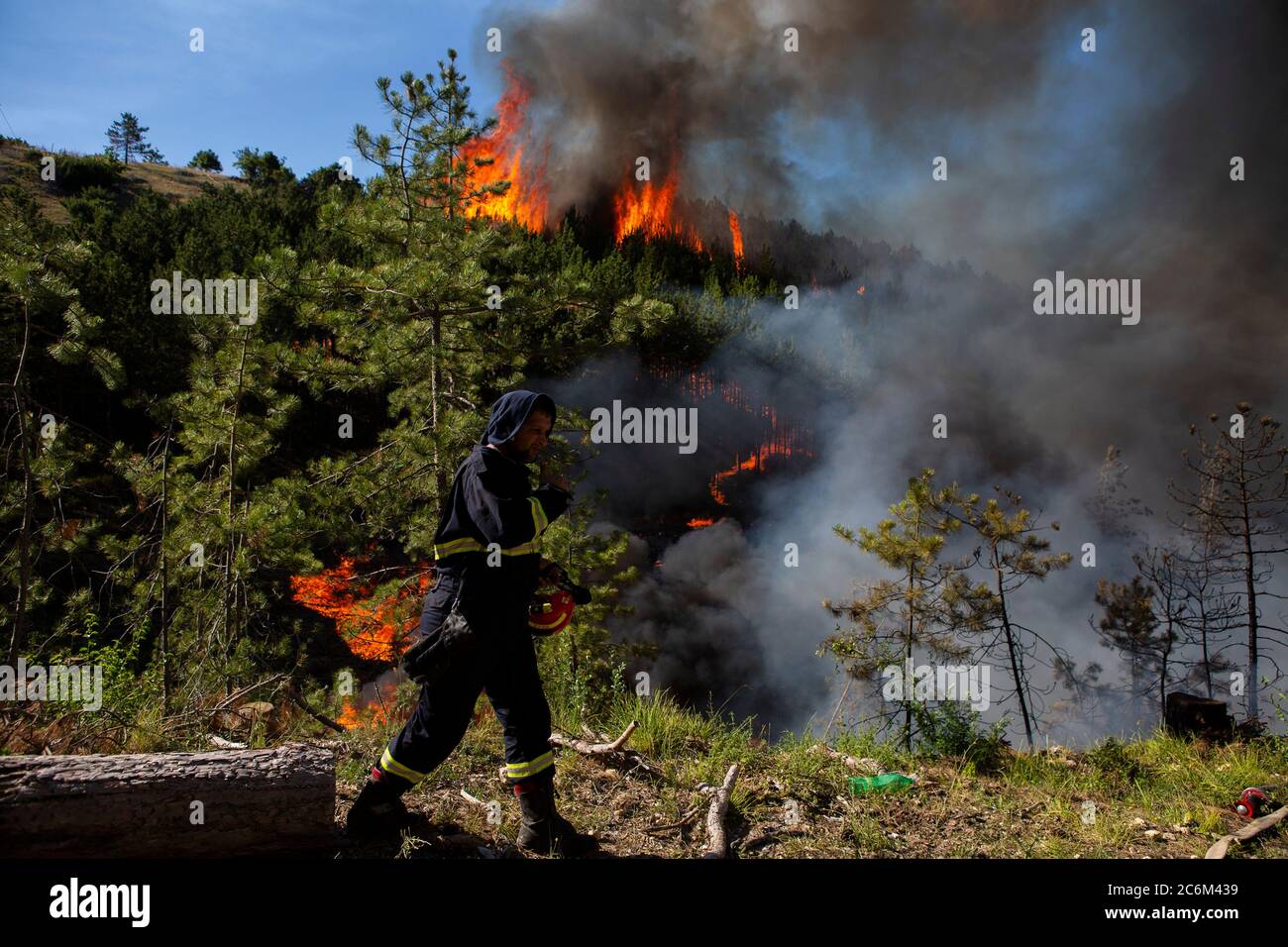 (200711) -- RAMLJANI, 11 de julio de 2020 (Xinhua) -- un bombero trabaja durante un esfuerzo para apagar un incendio forestal cerca de la aldea de Ramljani en el condado central de Lika-Senj, en Croacia, el 10 de julio de 2020. El incendio comenzó en la región montañosa el jueves. (Frano Jerkan/Pixsell via Xinhua) Foto de stock