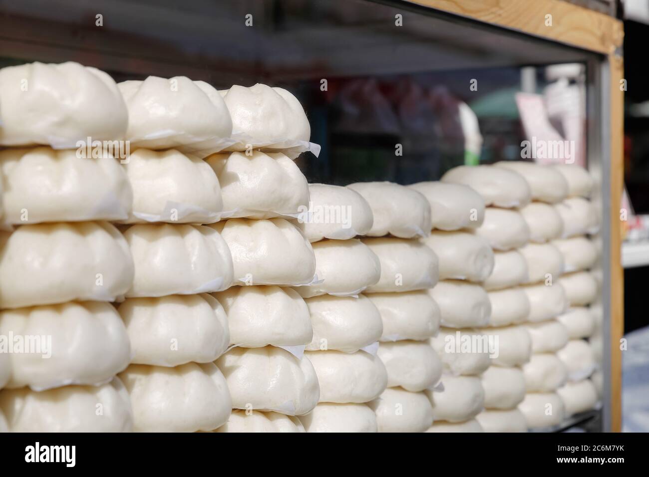 Chino de vapor Buns en el mercado de la calle Foto de stock