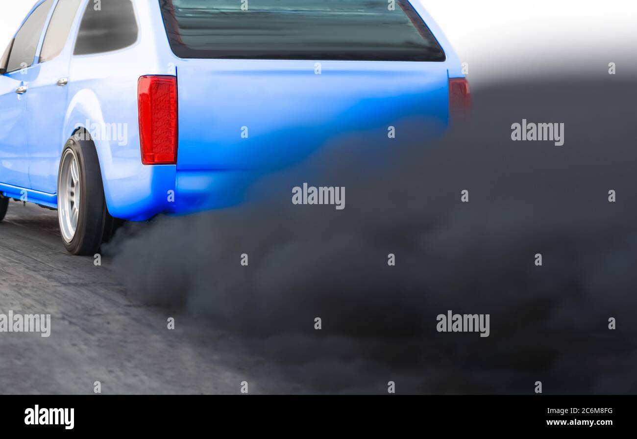 crisis de contaminación del aire en la ciudad por el tubo de escape de vehículos diesel en la carretera Foto de stock