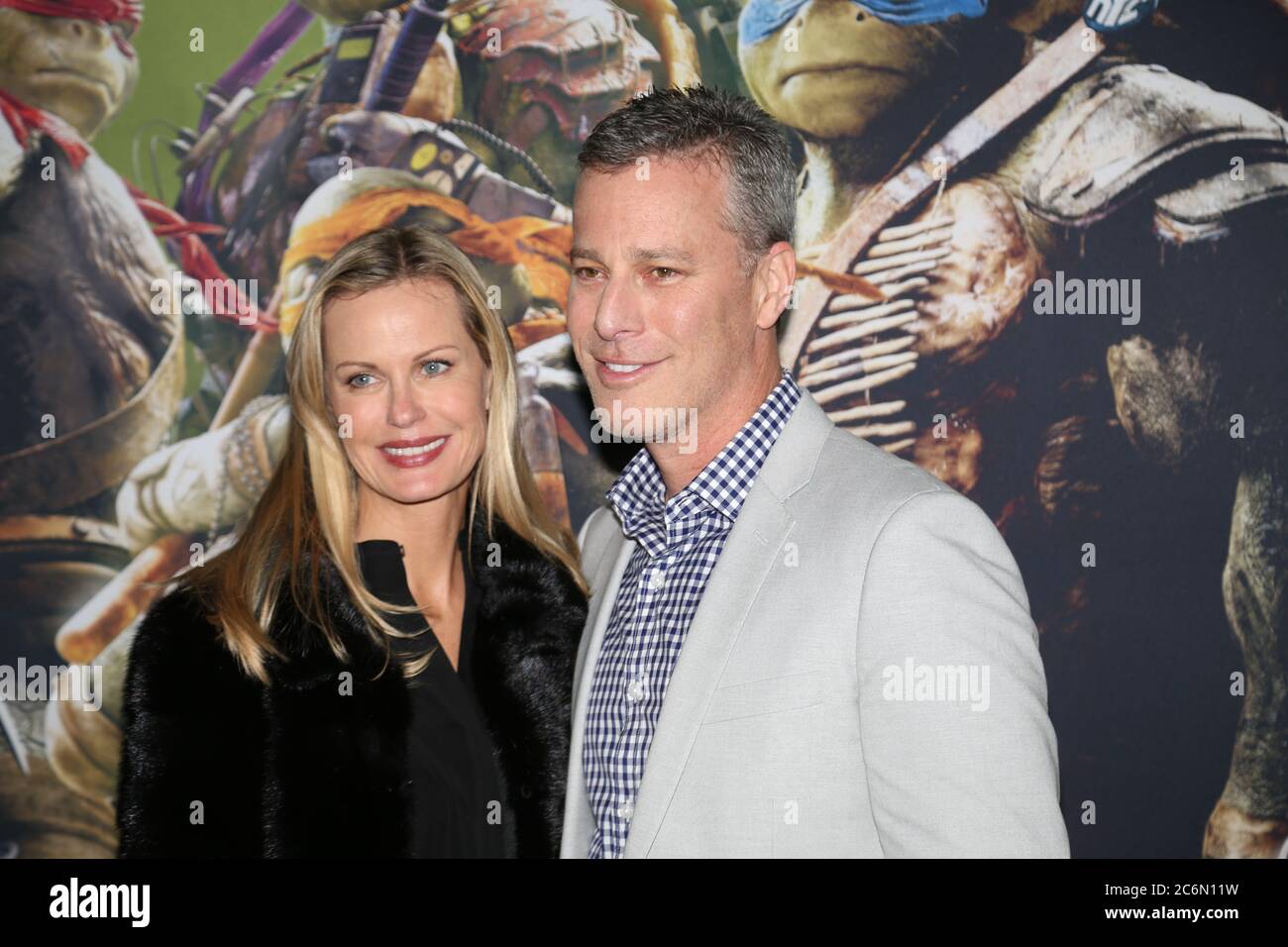 El productor Brad Fuller y su esposa llegan a la alfombra verde para la