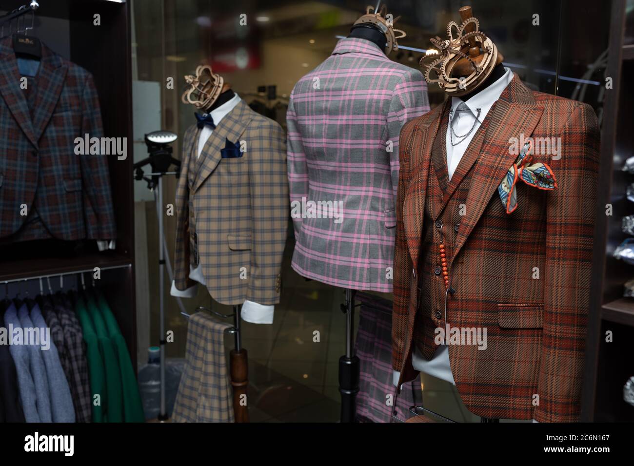 Trajes caros y elegantes con lazo en un maniquí. Maniquíes en el viento de  una tienda de ropa para hombre Fotografía de stock - Alamy