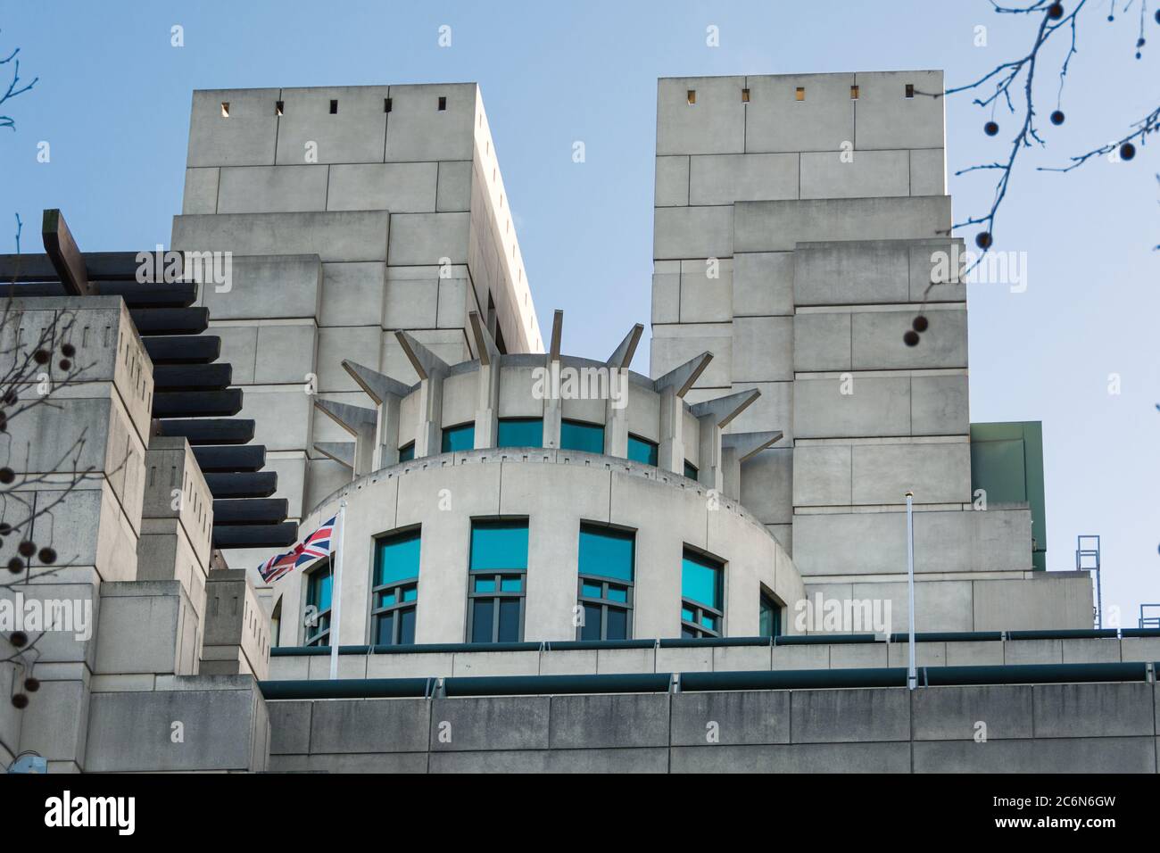El exterior del edificio de servicios secretos de MI6 en Vauxhall Cross, Londres, Inglaterra, Reino Unido Foto de stock