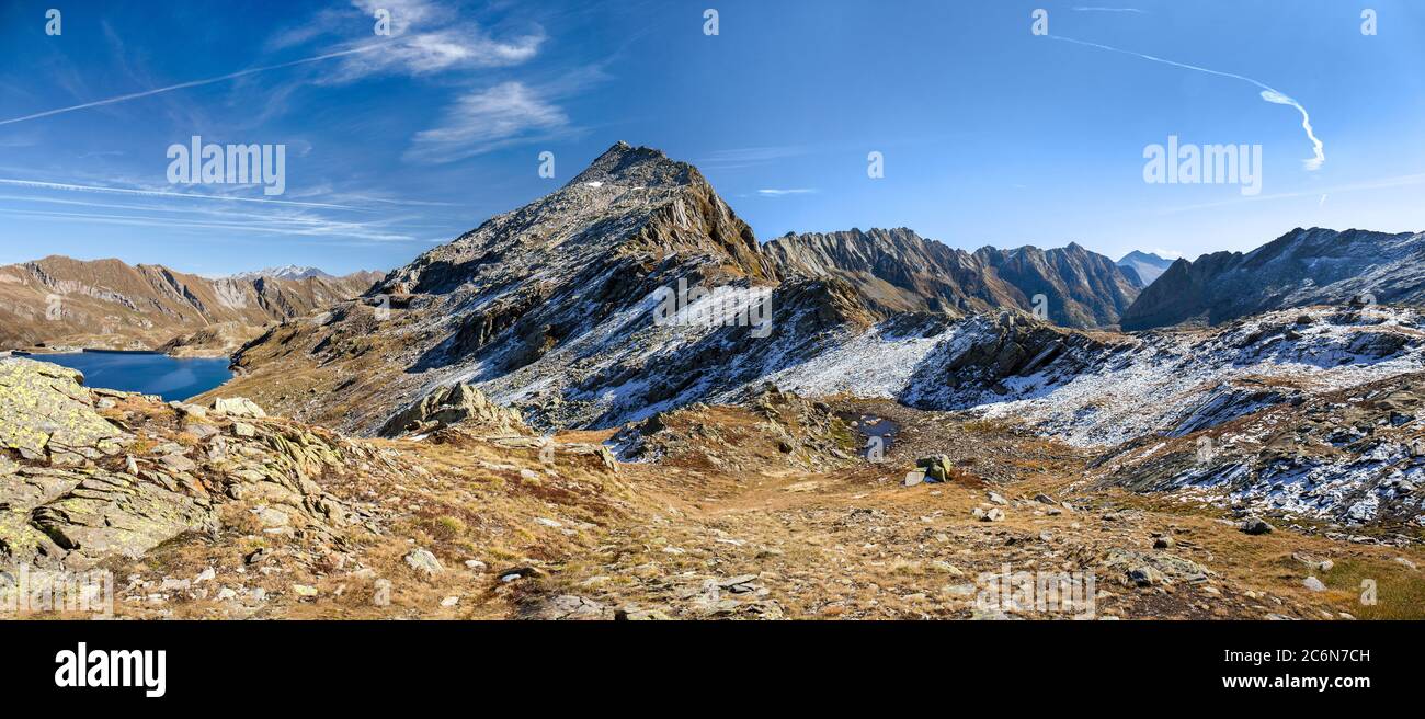 Montaña alta de los Alpes en Passo del Sasso Nero, Lago Nerat, Lavizzara, Suiza Foto de stock