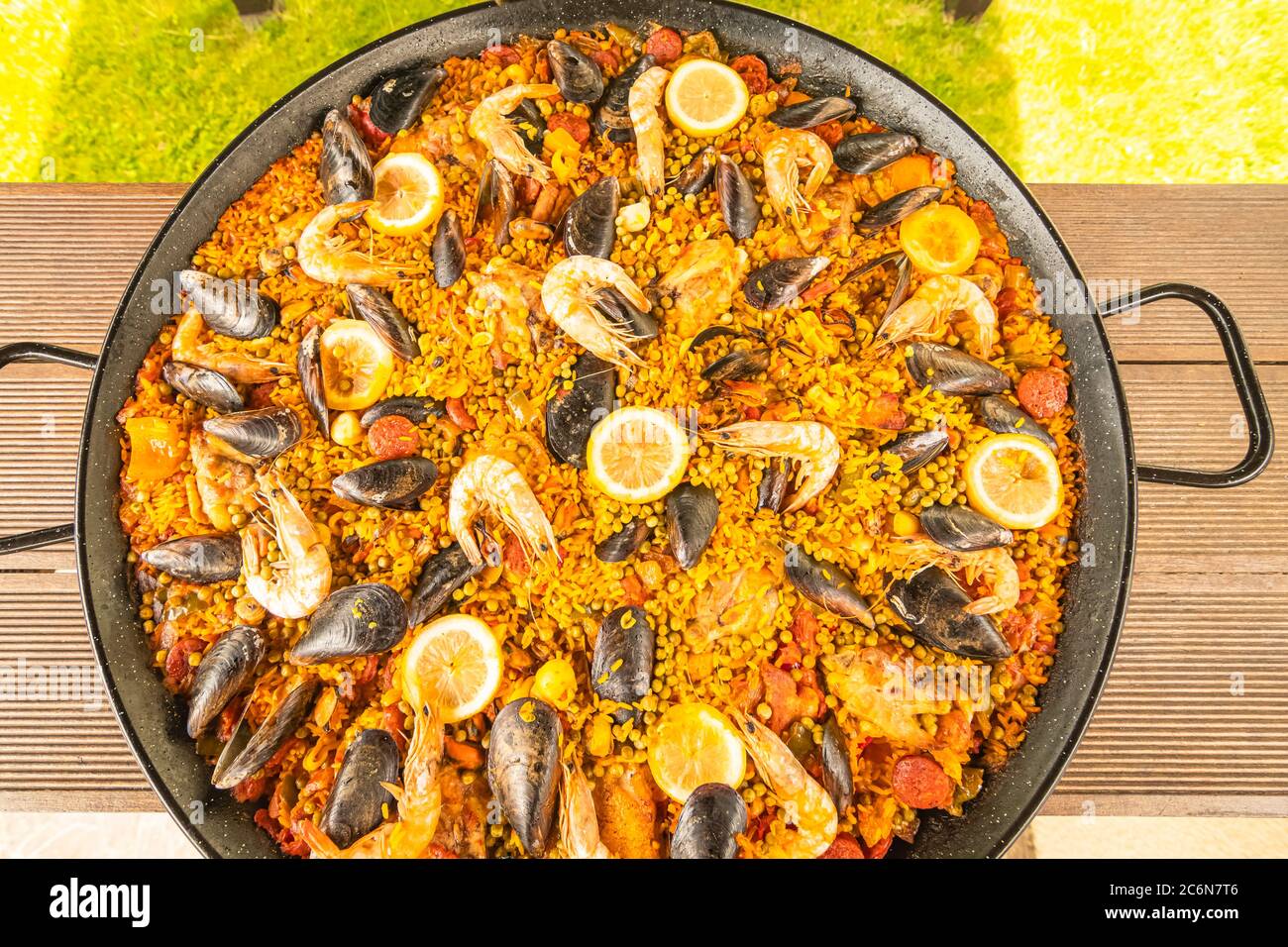Plato de paella con mariscos, mejillones, gambas, pollo, chorizo, arroz,  limón Fotografía de stock - Alamy